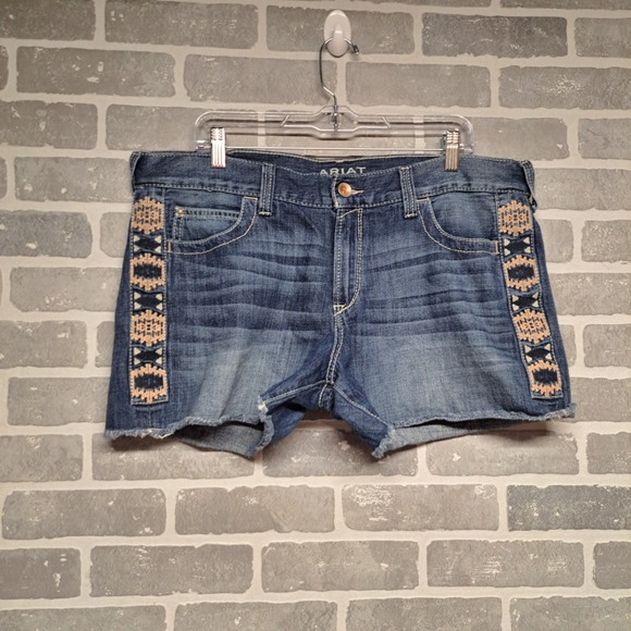 Ariat Denim Boyfriend Shorts Women's 32R Blue Embroidered Aztec Pockets Western - Picture 4 of 15
